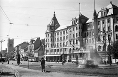 Magyarország, Debrecen, Piac utca (Vörös Hadsereg útja), Aranybika Szálloda., 1966, Szánthó Zoltán, szökőkút, forgalom, autóbusz, utcakép, szálloda, életkép, építészet, villamos, lámpaoszlop, Art Nouveau, Hajós Alfréd-terv, Fortepan #25311