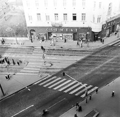 Magyarország, Budapest I., kilátás a Gellérthegy utca 2. számú házból a Krisztina térre, szemben a Krisztina körút - Alagút utca sarkán álló ház látható., 1972, FŐMTERV, Domonkos Endre, Budapest, Csemege vállalat, Fortepan #253126