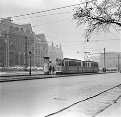 Magyarország, Budapest V., Kossuth Lajos tér, villamosmegálló a Földművelésügyi Minisztérium előtt, háttérben a Parlament., 1972, FŐMTERV, Domonkos Endre, Budapest, Fortepan #253132