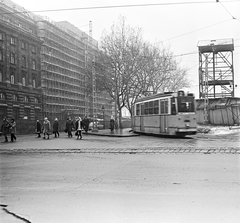 Magyarország, Budapest V., Kossuth Lajos tér, balra a MTESZ-ház építkezése, jobbra a metróépítés területe., 1972, FŐMTERV, Domonkos Endre, Budapest, villamos, állvány, Fortepan #253133