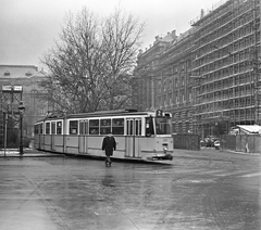 Magyarország, Budapest V., Kossuth Lajos tér, balra a metróépítés területe,háttérben a Földművelésügyi Minisztérium épülete. Jobbra a MTESZ-ház építkezése,, 1972, FŐMTERV, Domonkos Endre, Budapest, villamos, állvány, Fortepan #253135