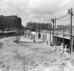 Magyarország, Budapest I., aluljáró rendszer építése a Déli pályaudvar előtt, háttérben a Magyar Jakobinusok terénél álló épületek láthatók., 1972, FŐMTERV, Domonkos Endre, Budapest, Fortepan #253149