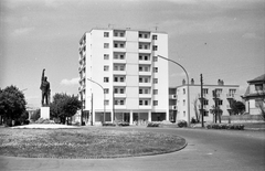 Magyarország, Debrecen, Nagy Lajos király (Március 21.) tér, Egyetem sugárút (Tanácsköztársaság útja). Kiss István: Proletár (1961)., 1966, Szánthó Zoltán, szobor, utcakép, lámpaoszlop, Fortepan #25315