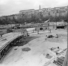 Magyarország, Budapest I., aluljáró rendszer építése a Déli pályaudvar előtt. A Vérmező után az Attila út házsora, fenn a budai Várban a Mária Magdolna-templom tornya látszik., 1972, FŐMTERV, Domonkos Endre, Budapest, Fortepan #253150