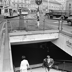 Magyarország, Budapest VIII.,Budapest VII., Baross tér, az aluljáró lépcsője a Keleti pályaudvar előtt, szemben a Thököly út Bethlen Gábor utca - Nefelejcs utca közötti házsora., 1972, FŐMTERV, Domonkos Endre, Budapest, villamos, aluljáró, Fortepan #253152