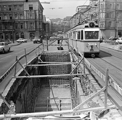 Magyarország, Budapest II., a Margit híd budai hídfő, aluljáró építése a villamosmegállóban a szentendrei HÉV Batthyány térre történő bevezetésekor, háttérben a Margit körút (Mártírok útja)., 1972, FŐMTERV, Domonkos Endre, Budapest, Fortepan #253160