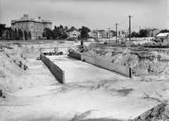 Hungary, Budapest XIV., a felvétel a Millenniumi Földalatti Vasút útvonalának meghosszabbításakor készült. A kéreg alatti új alagút, a Mexikói úti végállomás és járműtelep építkezése. Háttérben a Columbus utca épületsora., 1972, FŐMTERV, Budapest, Fortepan #253164