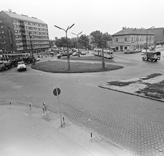 Hungary, Budapest X., kilátás a Kőbánya alsó vasútállomástól a Liget (Zalka Máté) térre, balra a Kőrösi Csoma Sándor sétány (Kőrösi Csoma Sándor út). Szemben a Kápolna utca, jobbra a mára már lebontott ház a Vaspálya utca sarkán áll., 1972, FŐMTERV, Budapest, Fortepan #253200