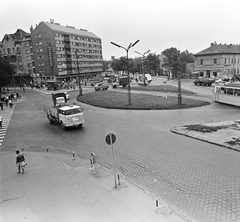 Hungary, Budapest X., kilátás a Kőbánya alsó vasútállomástól a Liget (Zalka Máté) térre, balra a Kőrösi Csoma Sándor sétány (Kőrösi Csoma Sándor út). Szemben a Kápolna utca, jobbra a mára már lebontott ház a Vaspálya utca sarkán áll., 1972, FŐMTERV, Budapest, Fortepan #253201