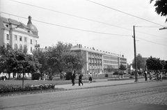 Magyarország, Debrecen, Petőfi tér., 1966, Szánthó Zoltán, park, utcakép, életkép, villamosmegálló, Fortepan #25321