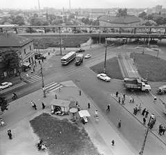 Hungary, Budapest X., kilátás a Liget (Zalka Máté) térre, balra a Kápolna utca - Vaspálya utca sarkán a mára már lebontott ház látható. A távolabb a Kőbánya alsó vasútállomás mögött a Mázsa tér., 1972, FŐMTERV, Budapest, Fortepan #253211