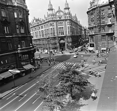 Hungary, Budapest V., Ferenciek tere (Károlyi Mihály utca), szemben a Ferenciek tere (Felszabadulás tér) - Petőfi Sándor utca sarkánál a Párizsi udvar épülete., 1972, FŐMTERV, Budapest, Fortepan #253226