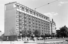 Magyarország, Debrecen, Petőfi tér. Jobbra a kupolás saroképület az egykori Kereskedelmi és Iparkamara épülete., 1966, Szánthó Zoltán, utcakép, Fortepan #25325