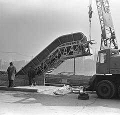 Hungary, Budapest I., a Batthyány téri aluljáró építése, mozgólépcső beemelése a Duna-partnál., 1972, FŐMTERV, Budapest, Fortepan #253251