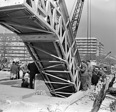 Hungary, Budapest I., a Batthyány téri aluljáró építése, mozgólépcső beemelése a Duna-partnál., 1972, FŐMTERV, Budapest, Fortepan #253252