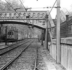 Hungary, Budapest XIV., Millenniumi Földalatti Vasút mára megszűnt felszíni szakasza az Állatkerti körútnál, felette a vasbeton gyalogoshíd., 1972, FŐMTERV, Budapest, Fortepan #253261