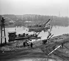 Hungary, Budapest XXI.,Budapest XX., Ráckevei (Soroksári)-Duna, csőfektetés a Gubacsi hídtól délre. Szemben balra a Pesterzsébeti jódos-sós gyógyfürdő kupolás épülete látható., 1972, FŐMTERV, Budapest, Fortepan #253287