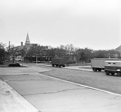 Hungary, Budapest VIII., a Magyarok Nagyasszonya (Rezső) tér a Magyarok Nagyasszonya-templom előtt. Balra a háttérben a Nagyvárad téri református templom., 1972, FŐMTERV, Budapest, Fortepan #253291