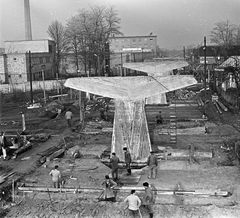 Magyarország, Budapest XXIII., Grassalkovich út (Marx Károly utca), az Ócsai úti felüljáró építkezése. Balra a Hazai Pamutszövő Soroksári Gyára., 1973, FŐMTERV, Domonkos Endre, Budapest, Fortepan #253324