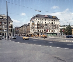 Magyarország, Budapest II., Margit híd budai hídfő, a Margit körút (Mártírok útja) felé nézve. A felvétel a szentendrei HÉV Batthyány térre bevezető új szakaszának átadásakor készült az átépített hídfőről., 1973, FŐMTERV, Domonkos Endre, Budapest, gyógyintézmény, Fortepan #253358