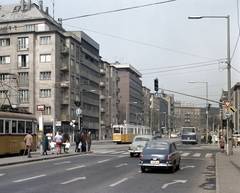 Magyarország, Budapest XI., Fehérvári út a Bocskai út - Október huszonharmadika (Schönherz Zoltán) utca kereszteződésénél. Távolabb szemben a Móricz Zsigmond körtér épületei láthatók., 1973, FŐMTERV, Domonkos Endre, Budapest, Volkswagen Typ3, Fortepan #253360