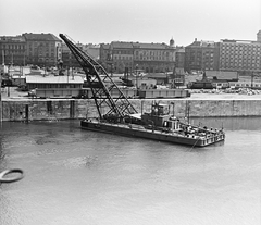 Magyarország, Budapest IX., Duna-part, a Boráros térnél a József Attila úszódaru az épülő Meder utca - Népsziget közötti híd acél hídelemeit rakja uszályra., 1973, FŐMTERV, Domonkos Endre, Budapest, Fortepan #253367