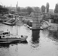 Magyarország, Budapest XIII., a Népszigetre vezető híd építése a Meder utcánál. A Jancsi BKV átkelőhajó az Újpesti-öbölből halad a Duna felé., 1973, FŐMTERV, Domonkos Endre, Budapest, Fortepan #253369