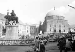 Magyarország, Pécs, Széchenyi tér, Hunyadi János lovasszobra és a Dzsámi., 1962, Szánthó Zoltán, templom, szobor, automobil, GAZ M21 Volga, Trabant 500, mecset, Moszkvics 407, rendszám, lovas szobor, Simca Aronde, Hunyadi János-ábrázolás, Fortepan #25337