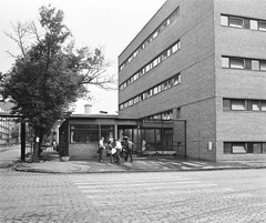 Magyarország, Budapest X., Gyömrő út, Kőbányai Gyógyszerárugyár (korábban és ma Richter Gedeon Vegyészeti Gyár), I. porta, 1973, FŐMTERV, Domonkos Endre, Budapest, Fortepan #253383