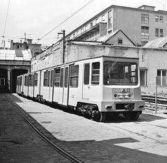 Magyarország, Budapest VI., Dózsa György út 112., a Millenniumi Földalatti Vasút remíze, háttérben jobbra a MÁV Kórház és Rendelőintézet (később a Honvédkórház Szakrendelő Intézete és II. számú telephelye)., 1973, FŐMTERV, Domonkos Endre, Budapest, Fortepan #253395