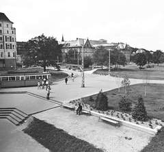 Magyarország, Budapest II., villamos-végállomás a Margit híd budai hídfőjénél. Szemben az Árpád fejedelem útján a Budai Irgalmasrendi Kórház (ORFI) épülete., 1973, FŐMTERV, Domonkos Endre, Budapest, gyógyintézmény, Fortepan #253396