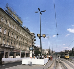 Magyarország, Budapest XII.,Budapest I., Alkotás utca, villamosmegálló a Déli pályaudvarnál, távolabb a Krisztina körút., 1973, FŐMTERV, Domonkos Endre, Budapest, Fortepan #253398