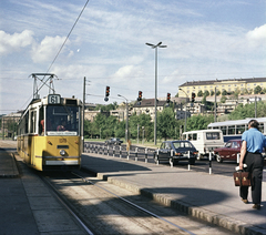 Magyarország, Budapest XII.,Budapest I., Alkotás utca, villamosmegálló a Déli pályaudvarnál, jobbra a Vérmező. Az Attila út házsore felett a Hadtörténeti Múzeum a budai Várban., 1973, FŐMTERV, Domonkos Endre, Budapest, villamos, színes, Fortepan #253399