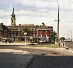 Magyarország, Budapest I., Batthyány tér, szemben a metró utascsarnoka és a Szent Ferenc sebei templom és az egykori ferences kolostor., 1973, FŐMTERV, Domonkos Endre, Budapest, színes, autóbusz, Ikarus 620/630, Fortepan #253400