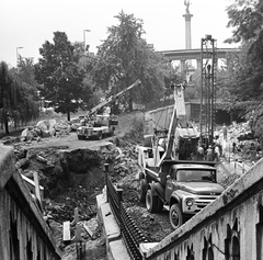 Magyarország, Városliget, Budapest XIV., a felvétel a Millenniumi Földalatti Vasút útvonalának meghosszabbításakor készült. A felszíni szakasz bontása a vasbeton gyalogoshídról nézve., 1973, FŐMTERV, Domonkos Endre, Budapest, Fortepan #253407