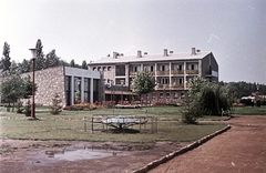 Magyarország, Balatonszéplak,Siófok, Nehézipari Minisztérium Üdülője., 1966, Szánthó Zoltán, játszótér, színes, park, lámpaoszlop, Fortepan #25341