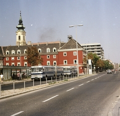 Magyarország, Budapest I., Batthyány tér, balra a metró utascsarnoka, háttérben a Szent Ferenc sebei templom és az egykori ferences kolostor., 1973, FŐMTERV, Domonkos Endre, Budapest, színes, autóbusz, Ikarus 180, Fortepan #253410