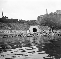 Magyarország, Budapest XI., Duna-part, esővízgyűjtő kifolyója a Lágymányosi öbölnél, jobbra a Budai Hengermalom., 1973, FŐMTERV, Domonkos Endre, Budapest, Fortepan #253416