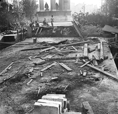 Magyarország, Városliget, Budapest XIV., a felvétel a Millenniumi Földalatti Vasút útvonalának meghosszabbításakor készült. Az kéreg alatti új alagút építése a Hősök terénél. Szemben a Millenniumi emlékmű részlete látszik., 1973, FŐMTERV, Domonkos Endre, Budapest, Fortepan #253421