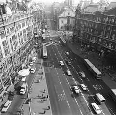 Magyarország, Budapest V., Ferenciek tere (Felszabadulás tér), kilátás a Klotild palotából a Kossuth Lajos utca felé, szemben a Belvárosi Ferences templom., 1973, FŐMTERV, Domonkos Endre, madártávlat, utcakép, forgalom, Budapest, Fortepan #253424