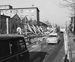 Magyarország, Budapest XXIII., Grassalkovich út (Marx Károly utca), az Ócsai úti felüljáró építkezése. Balra a Hazai Pamutszövő Soroksári Gyára., 1973, FŐMTERV, Domonkos Endre, Budapest, vörös csillag, rendszám, Skoda 100, Fortepan #253429