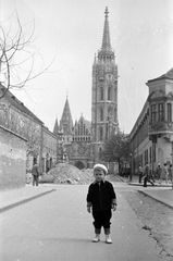 Magyarország, budai Vár, Budapest I., Szentháromság utca a Mátyás-templom felé nézve., 1963, Szánthó Zoltán, portré, utcakép, kisfiú, svájcisapka, útépítés, Budapest, Fortepan #25345