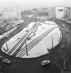 Magyarország, Budapest V.,Budapest VIII.,Budapest IX., kilátás a református templom tornyából a Kálvin tér és a Magyar Nemzeti Múzeum felé., 1973, FŐMTERV, Domonkos Endre, villamos, tűzfal, körforgalom, nemzeti múzeum, Best of, Budapest, Fortepan #253457