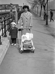 Magyarország, Budapest XIII., Újpesti rakpart a Szent István parknál., 1963, Szánthó Zoltán, babakocsi, korlát, utcakép, gyerekek, svájcisapka, retikül, anya, Budapest, Fortepan #25346