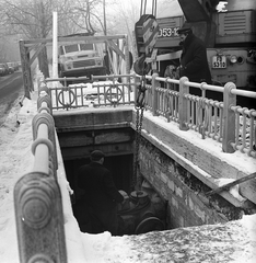 Magyarország, Budapest VI., Andrássy út (Népköztársaság útja) a Millenniumi Földalatti Vasút Hősök tere megállójának felújítása idején., 1973, FŐMTERV, Domonkos Endre, daru, rendszám, Csepel D450, Budapest, Fortepan #253460