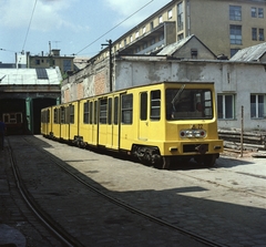 Magyarország, Budapest VI., Dózsa György út 112., a Millenniumi Földalatti Vasút remíze, háttérben jobbra a MÁV Kórház és Rendelőintézet (később a Honvédkórház Szakrendelő Intézete és II. számú telephelye)., 1973, FŐMTERV, Domonkos Endre, színes, földalatti, Budapest, Fortepan #253461