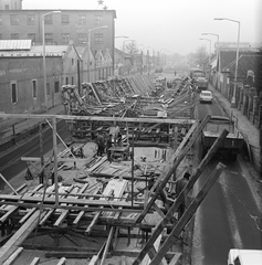 Magyarország, Budapest XXIII., Grassalkovich út (Marx Károly utca), az Ócsai úti felüljáró építkezése. Balra a Hazai Pamutszövő Soroksári Gyára. Jobbra a háttérben az Építőipari Gépesítő Vállalat irodaháza., 1973, FŐMTERV, Domonkos Endre, Budapest, Fortepan #253468