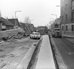 Magyarország, Budapest XXIII., Grassalkovich út (Marx Károly utca), az Ócsai úti felüljáró építkezése. Jobbra a Hazai Pamutszövő Soroksári Gyára., 1973, FŐMTERV, Domonkos Endre, Moszkvics 427, Budapest, Fortepan #253469