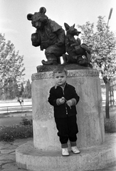 Magyarország, Budapest II., a mai Germanus Gyula park a Margit hídnál, Sebők Zsigmond emlékére készült Mackó úr szobor (Maugsch Gyula, 1936.). A szobor ma az I. kerületben az Európa ligetben található., 1963, Szánthó Zoltán, portré, kisfiú, Budapest, Fortepan #25348