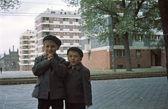 Magyarország, Budapest XIII., Váci út - Bessenyei utca sarok., 1966, Szánthó Zoltán, színes, gyerekek, svájcisapka, fiúk, kettős portré, Budapest, karok a vállon, Fortepan #25349